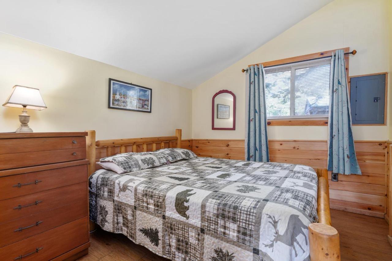 Hide-A-Way Waterfront Cottages Lake Luzerne Екстериор снимка