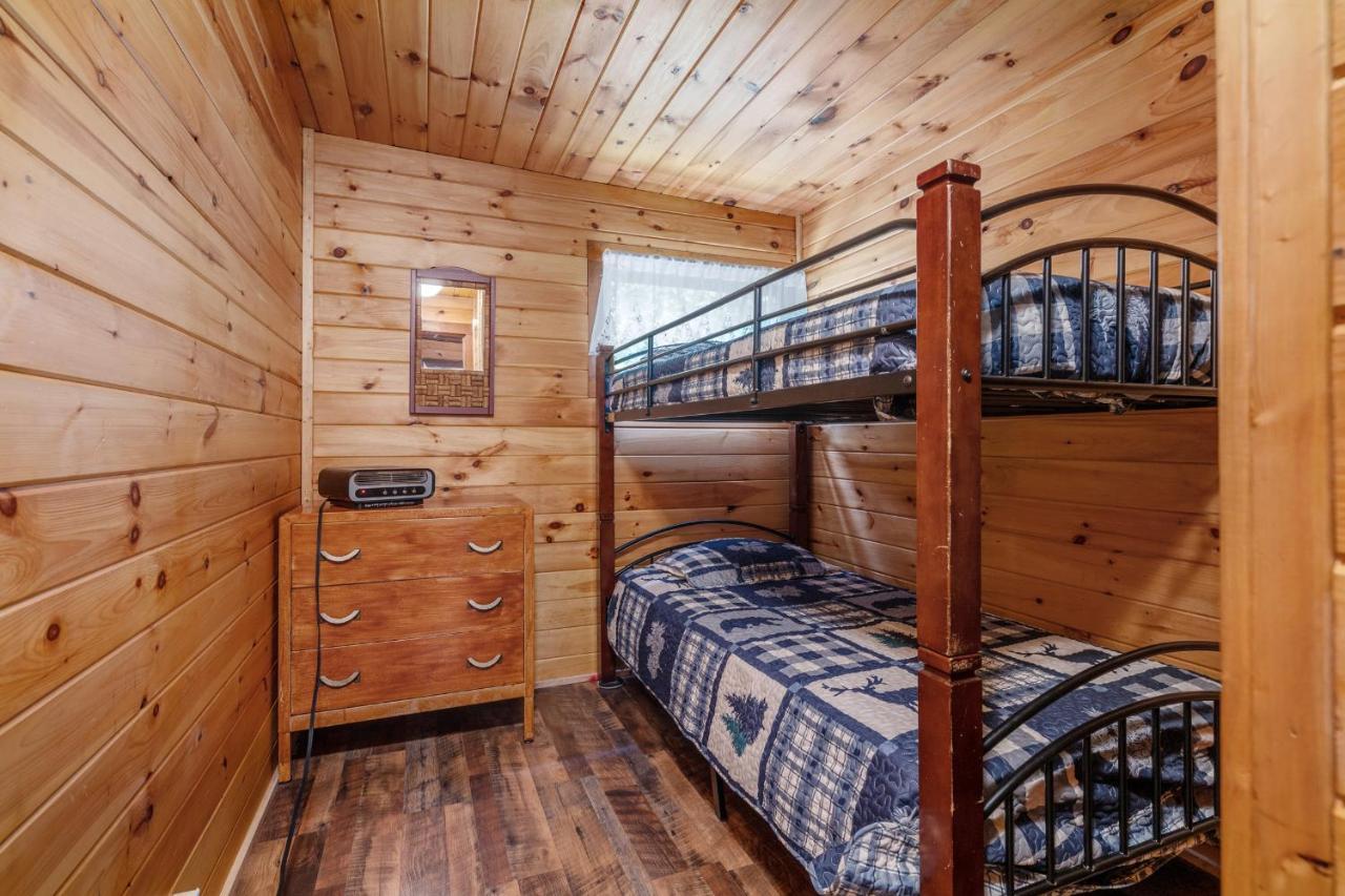 Hide-A-Way Waterfront Cottages Lake Luzerne Екстериор снимка