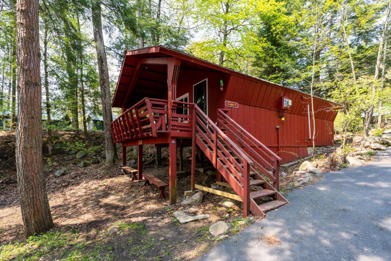 Hide-A-Way Waterfront Cottages Lake Luzerne Екстериор снимка