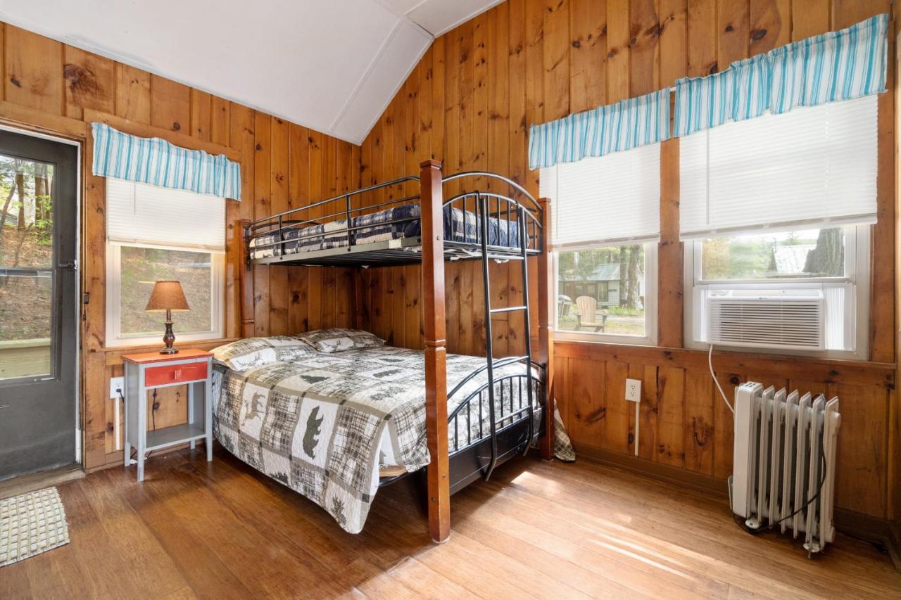 Hide-A-Way Waterfront Cottages Lake Luzerne Екстериор снимка