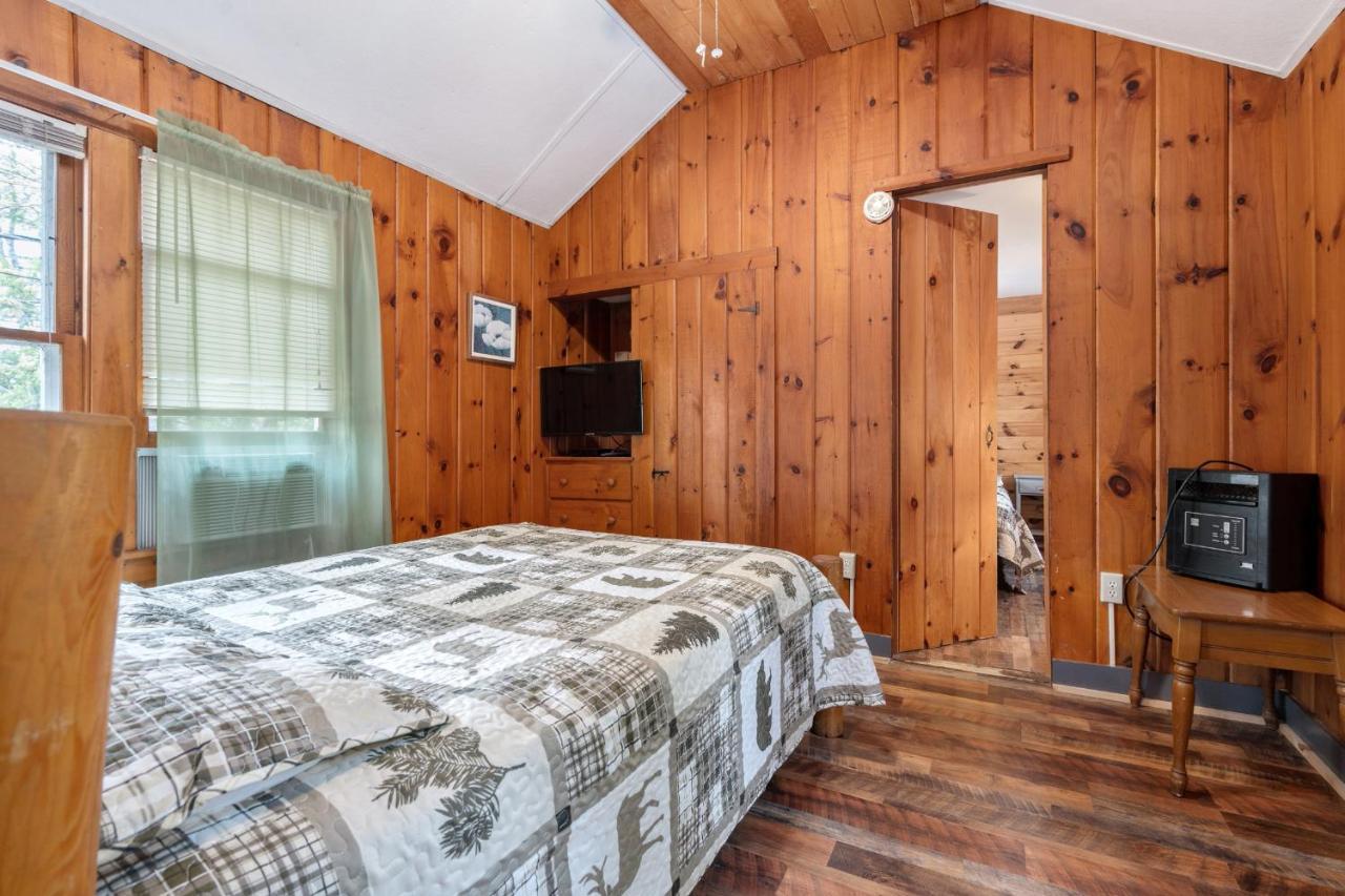 Hide-A-Way Waterfront Cottages Lake Luzerne Екстериор снимка
