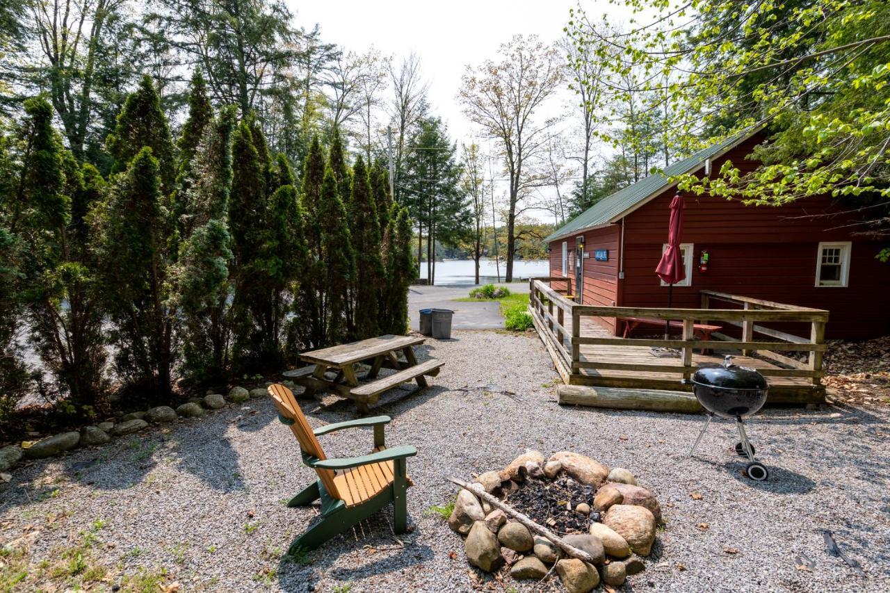 Hide-A-Way Waterfront Cottages Lake Luzerne Екстериор снимка