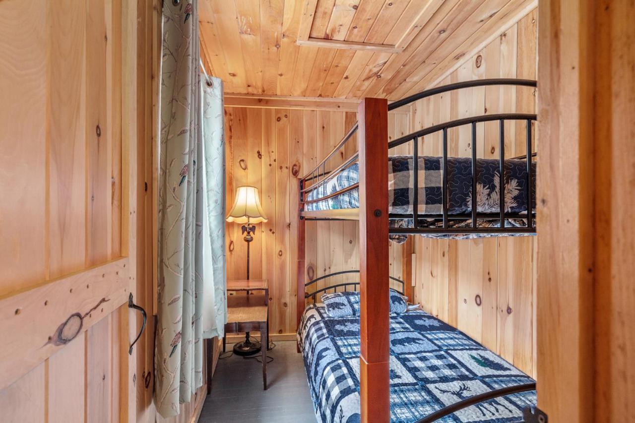 Hide-A-Way Waterfront Cottages Lake Luzerne Екстериор снимка