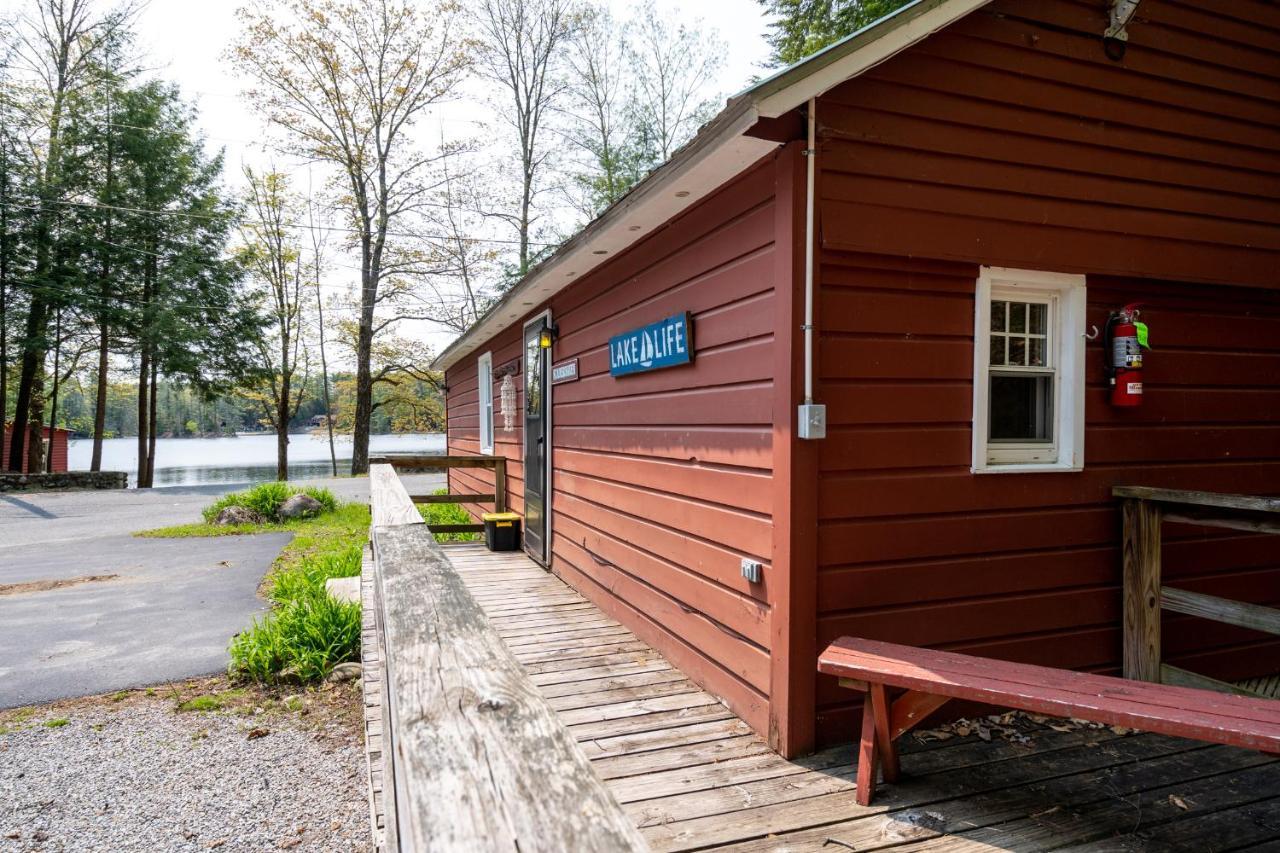 Hide-A-Way Waterfront Cottages Lake Luzerne Екстериор снимка